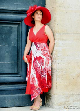 Magnifique capeline en paille fine rouge et robe Paramita